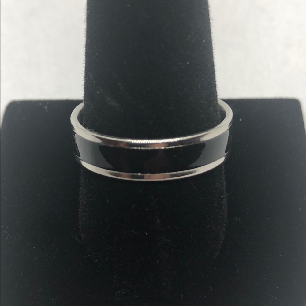 Men’s ring.